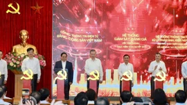 Tổng Bí thư Tô Lâm và các đồng chí trong Ban Chỉ đạo ấn nút khai trương ra mắt hệ thống 3 nền tảng số phục vụ giám sát triển khai Nghị quyết 57-NQ/TW.