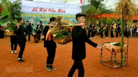 Nghi thức rước mẹ lúa trong lễ hội Cầu mùa của người Khơ Mú.