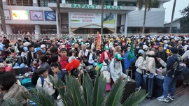 Du khách nhộn nhịp xuất nhập cảnh qua Cửa khẩu quốc tế Lào Cai những ngày đầu năm mới