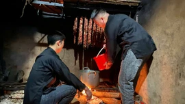 Xách nước rước may vào nhà 