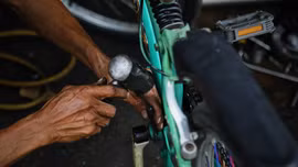 Ông tôi làm nghề sửa xe