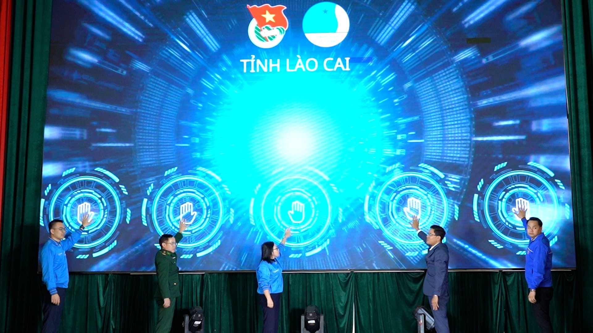Phát động phong trào "bình dân học vụ số" năm 2025. 1.jpg