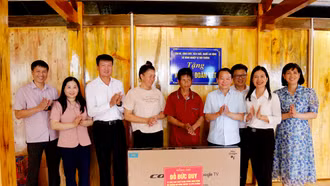 Bộ trưởng Đỗ Đức Duy và đoàn công tác tặng quà cho gia đình Lò Văn Luân tổ 3, xã Hạnh Phúc