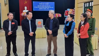 Phó Chủ tịch Thường trực HĐND tỉnh Vũ Quỳnh Khánh kiểm tra công tác bầu cử tại xã Khánh Hòa và xã Phúc Lợi