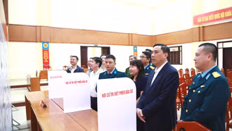 Phó Bí thư Thường trực Tỉnh ủy, Phó trưởng Ban Chỉ đạo Bầu cử tỉnh Hoàng Giang kiểm tra công tác bầu cử tại phường Văn Phú và Nam Cường