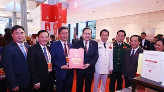 {Ảnh} Chủ tịch Quốc hội tham quan Trưng bày sách, báo chào mừng Đại hội XIV của Đảng