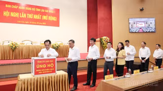 Đại biểu dự Hội nghị Ban Chấp hành Đảng bộ tỉnh Lào Cai lần thứ Nhất ủng hộ đồng bào bị thiệt hại bởi bão số 10 (Bualoi)