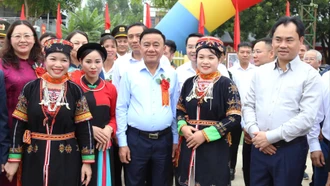 Thường trực Ban Bí thư Trần Cẩm Tú dự Ngày hội Đại đoàn kết toàn dân tộc tại 2 thôn Hồ Sen, Ngòi Lẻn, xã Thác Bà