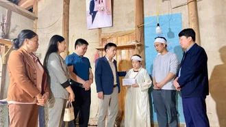 Xã Cảm Nhân trao hỗ trợ cho các gia đình gặp tai nạn giao thông đường thủy tại hồ Thác Bà