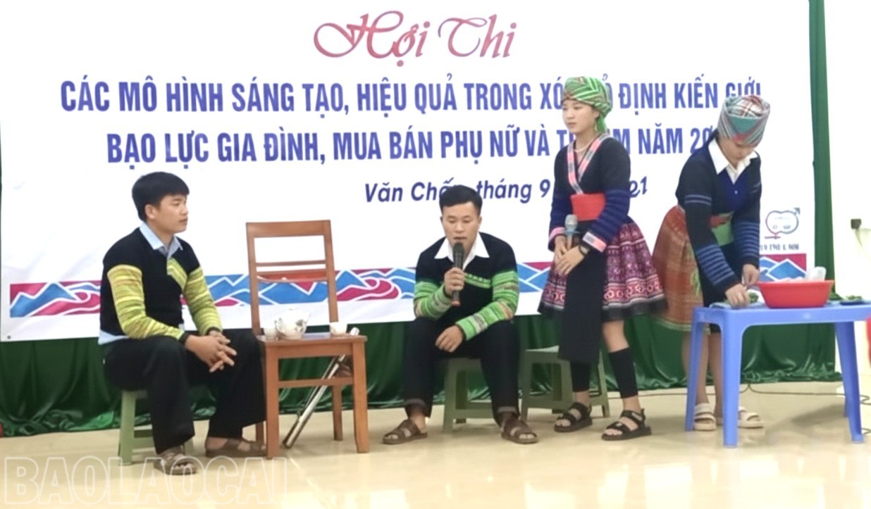 Một tiểu phẩm tuyên truyền về xóa bỏ định kiến giới bằng hình thức sân khấu hóa do Tổ Truyền thông cộng đồng thôn Bu Cao xây dựng. anh-chuan-3207.jpg