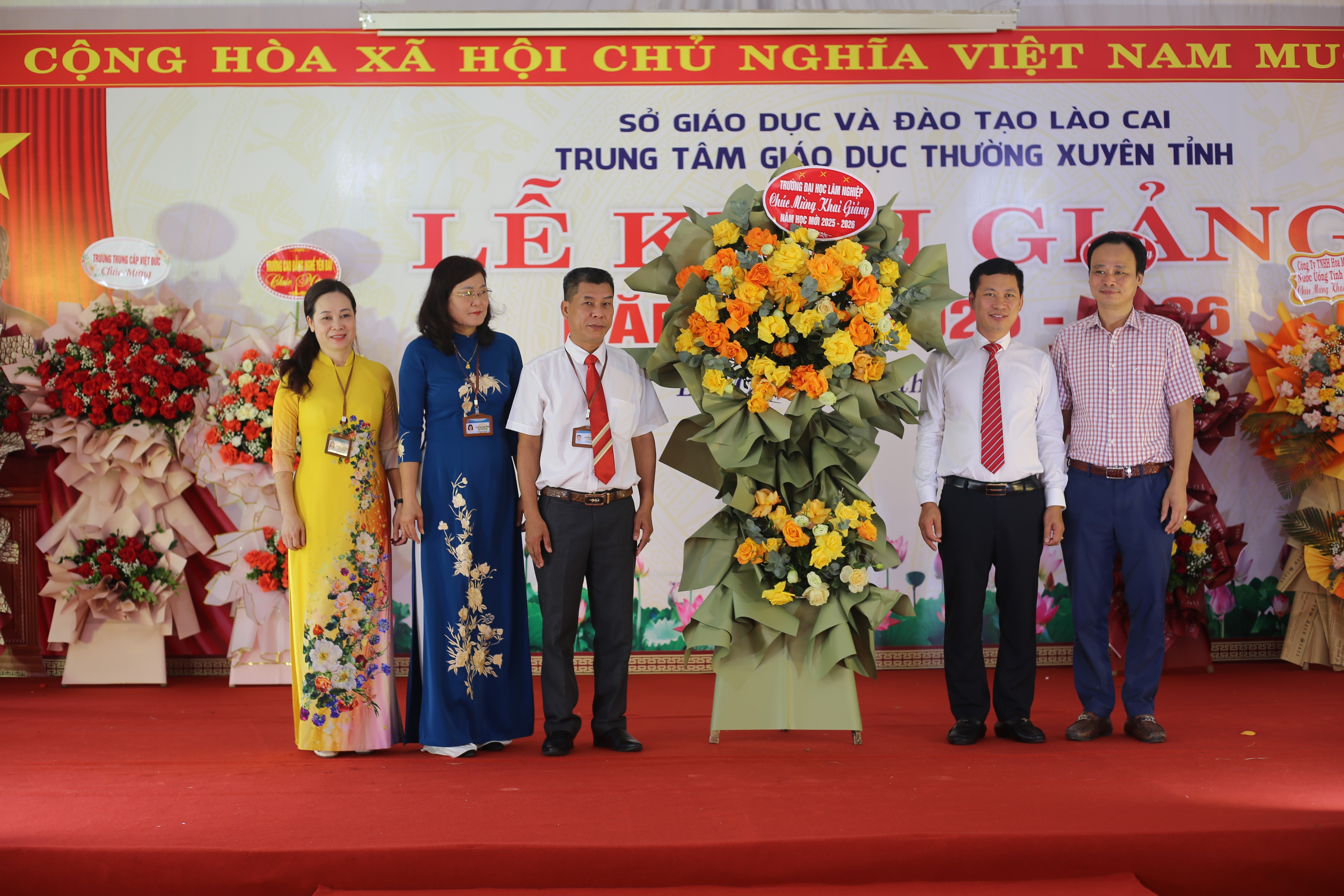 Lãnh đạo Trường Đại học Lâm nghiệp tặng hoa chúc mừng thầy và trò Trung tâm trong Lễ khai giảng năm học 2025 - 2026. Lãnh đạo Trường Đại học Lâm nghiệp tặng hoa chúc mừng thầy và trò Trung tâm trong Lễ khai giảng năm học 2025 - 2026.