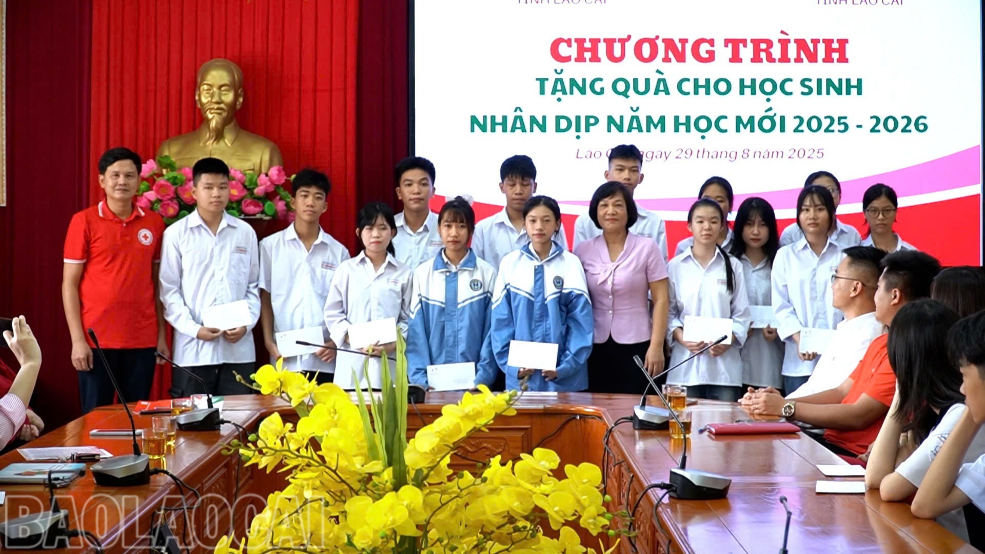 Lãnh đạo Sở Giáo dục và Đào tạo tỉnh tặng quà cho các em học sinh. dc-anh-5313.jpg