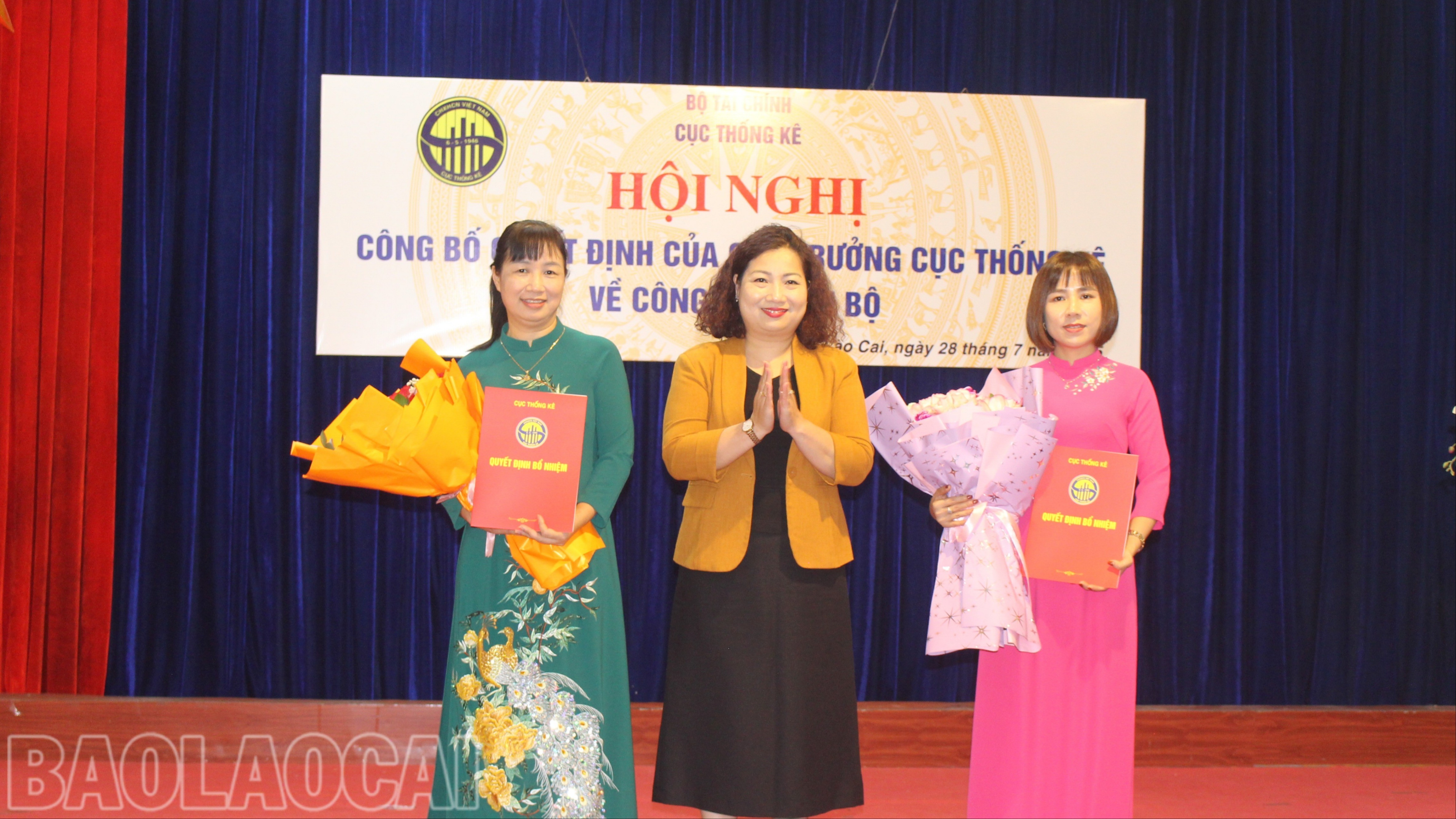 Đồng chí Lê Thị Tường Thu, Phó Cục trưởng Cục Thống kê trao các quyết định và tặng hoa chúc mừng các đồng chí tân Phó trưởng Thống kê tỉnh Lào Cai. img-1058-9071.jpg