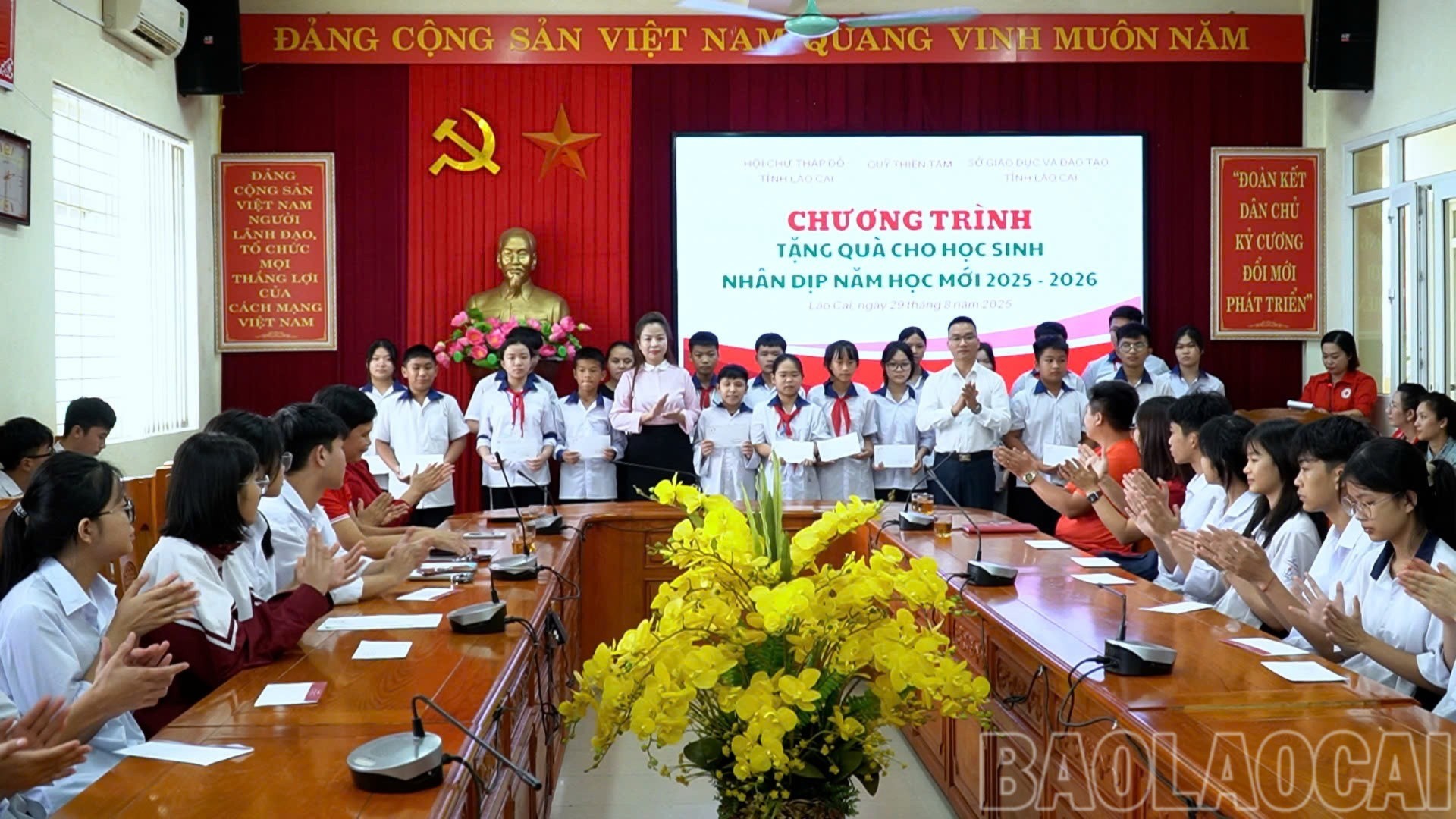 Đại diện nhà tài trợ Quỹ Thiện Tâm - Tập đoàn Vingroup trao quà cho các em học sinh. z6957774441171-32a5e8fbbbb4cf7d3f5e7f56005737cf-9121.jpg