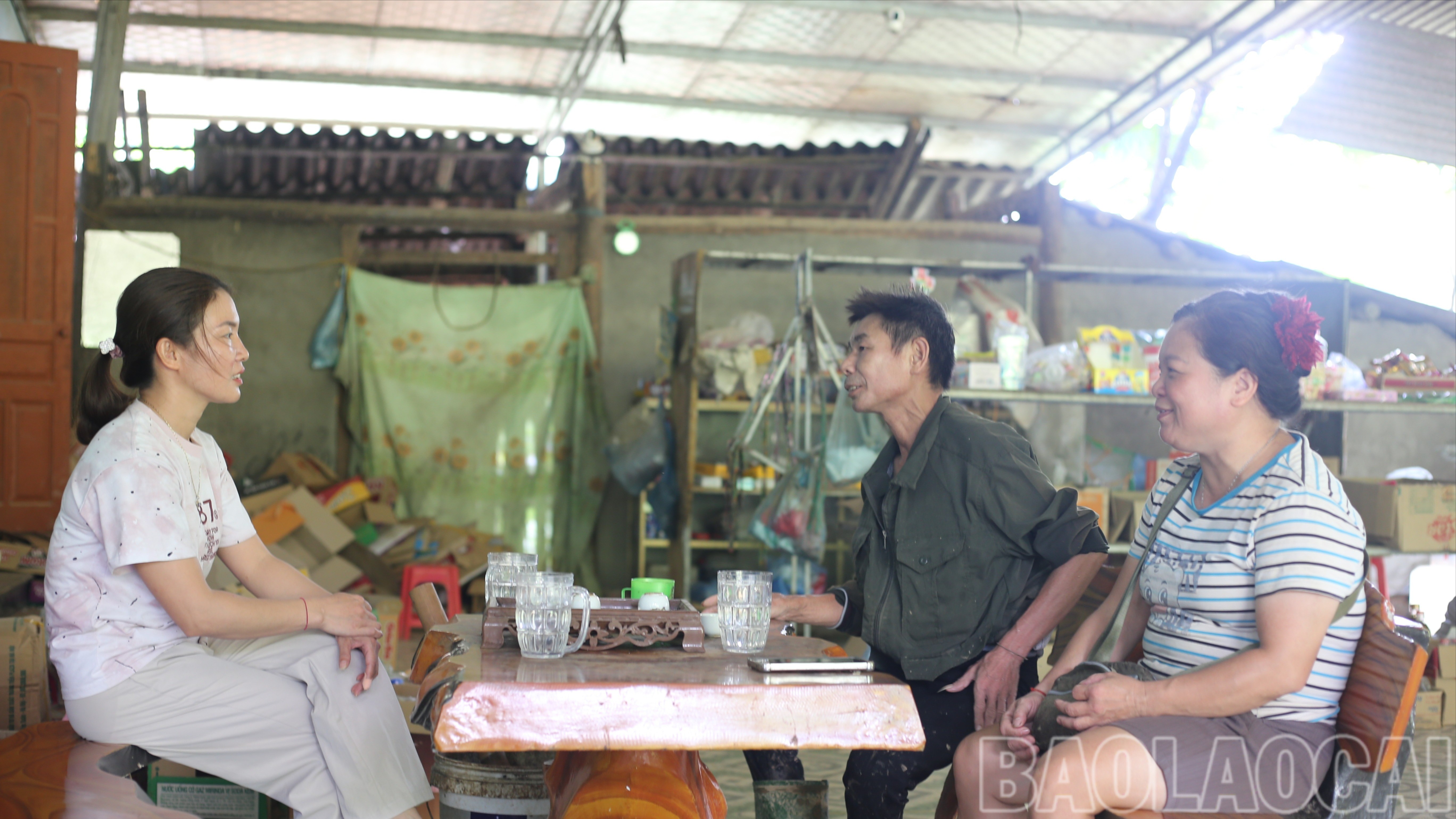 Thành viên Tổ Truyền thông cộng đồng thôn Khe Cá, xã Lương Thịnh tuyên truyền tại hộ về bình đẳng giới. img-7631-9402.jpg