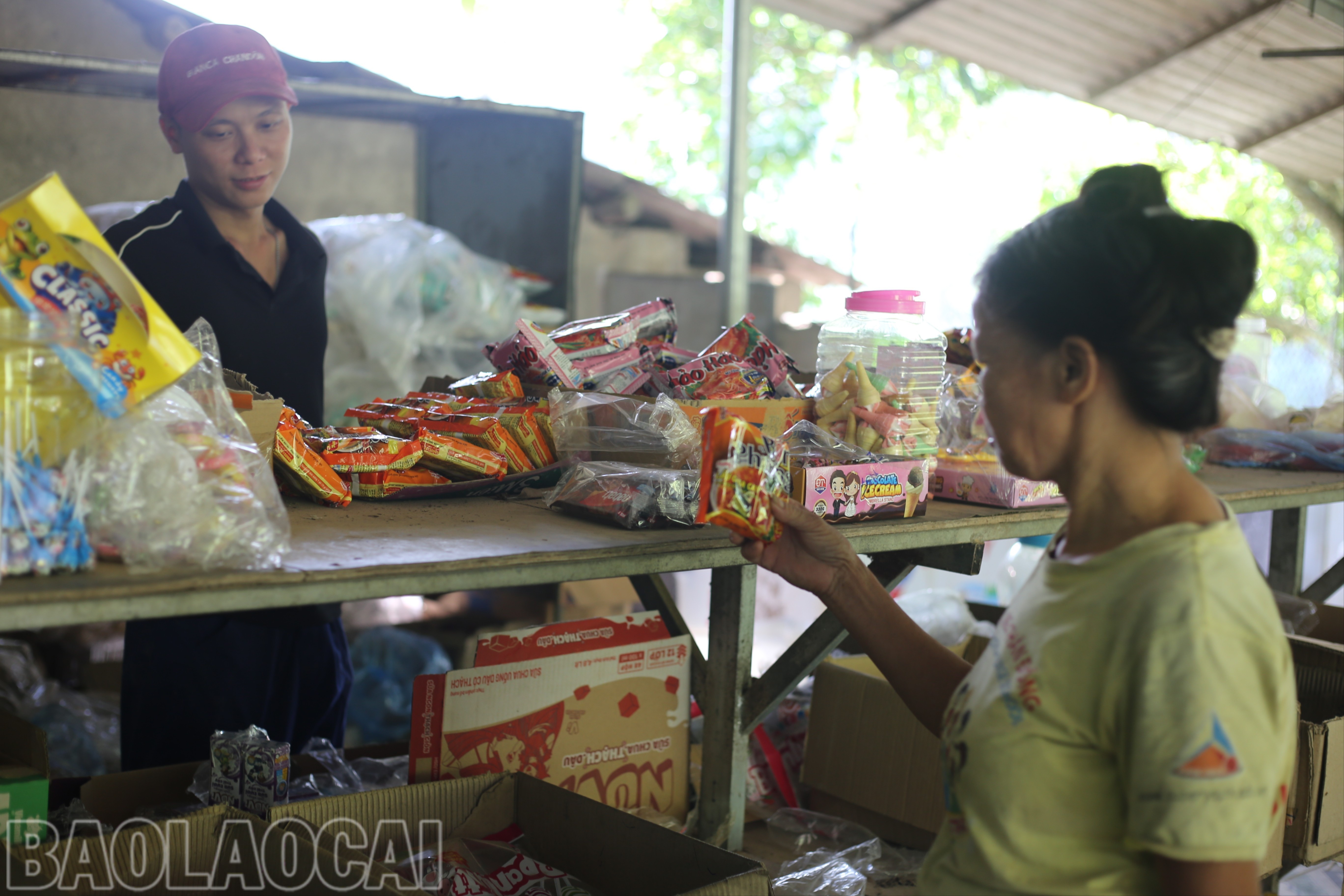 Phụ nữ thôn Khe Cá mở cửa hàng kinh doanh tự chủ phát triển kinh tế gia đình . img-7678-6996.jpg
