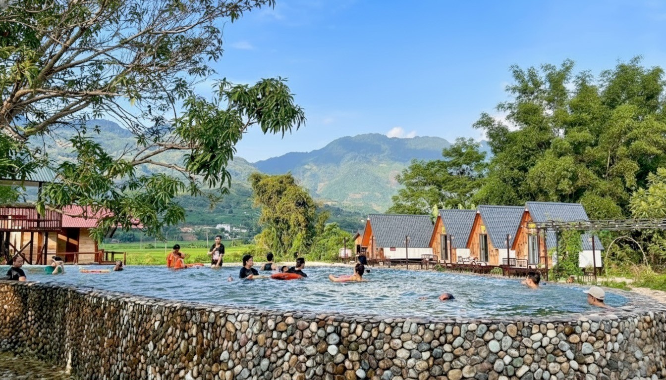 Homestay Hoài Giáp, xã Văn Chấn với dịch vụ bể bơi khoáng nóng thu hút rất đông du khách. anh-khoang-nong-6593.jpg