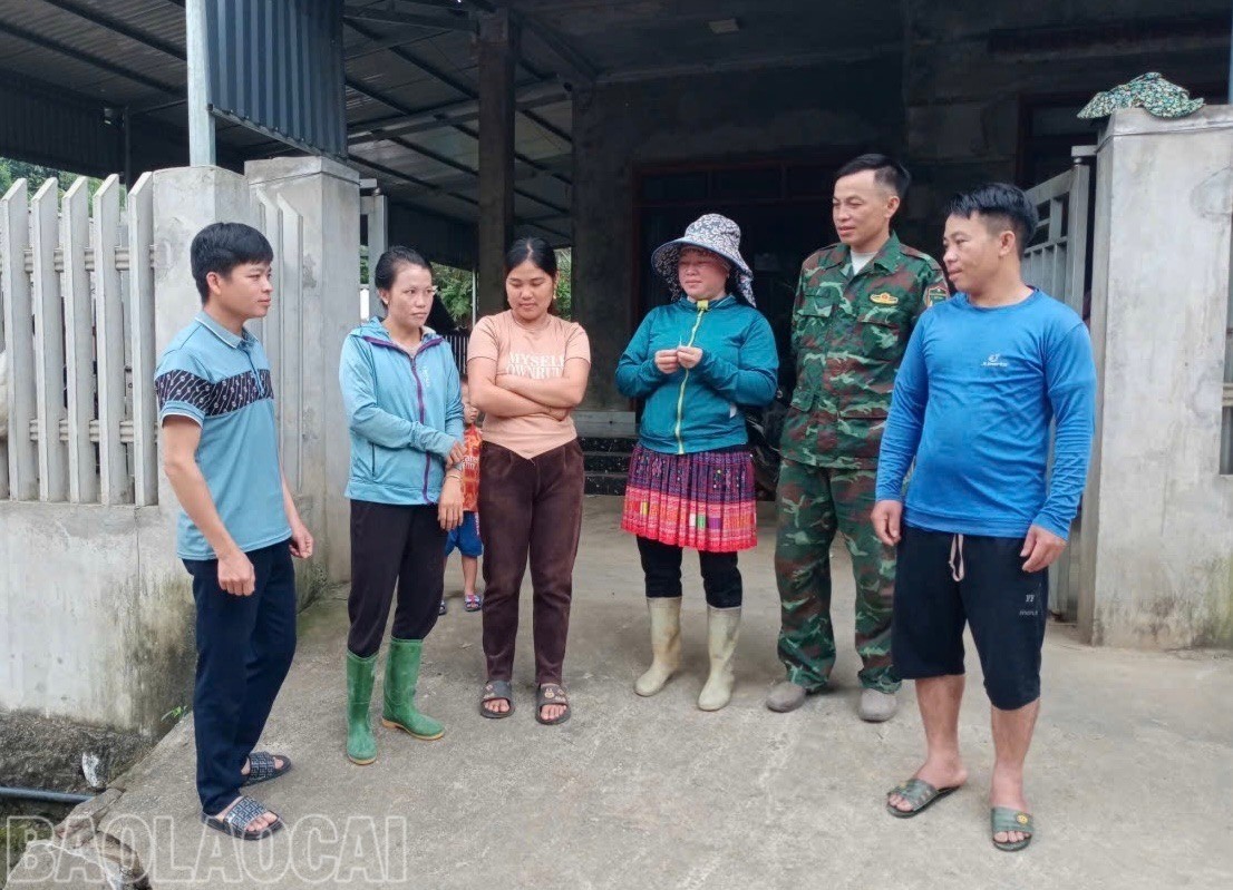 Thành viên Tổ Truyền thông cộng đồng thôn Bu Cao tuyên truyền người dân xóa bỏ tập tục văn hóa có hại. tt-bu-cao-2066.jpg