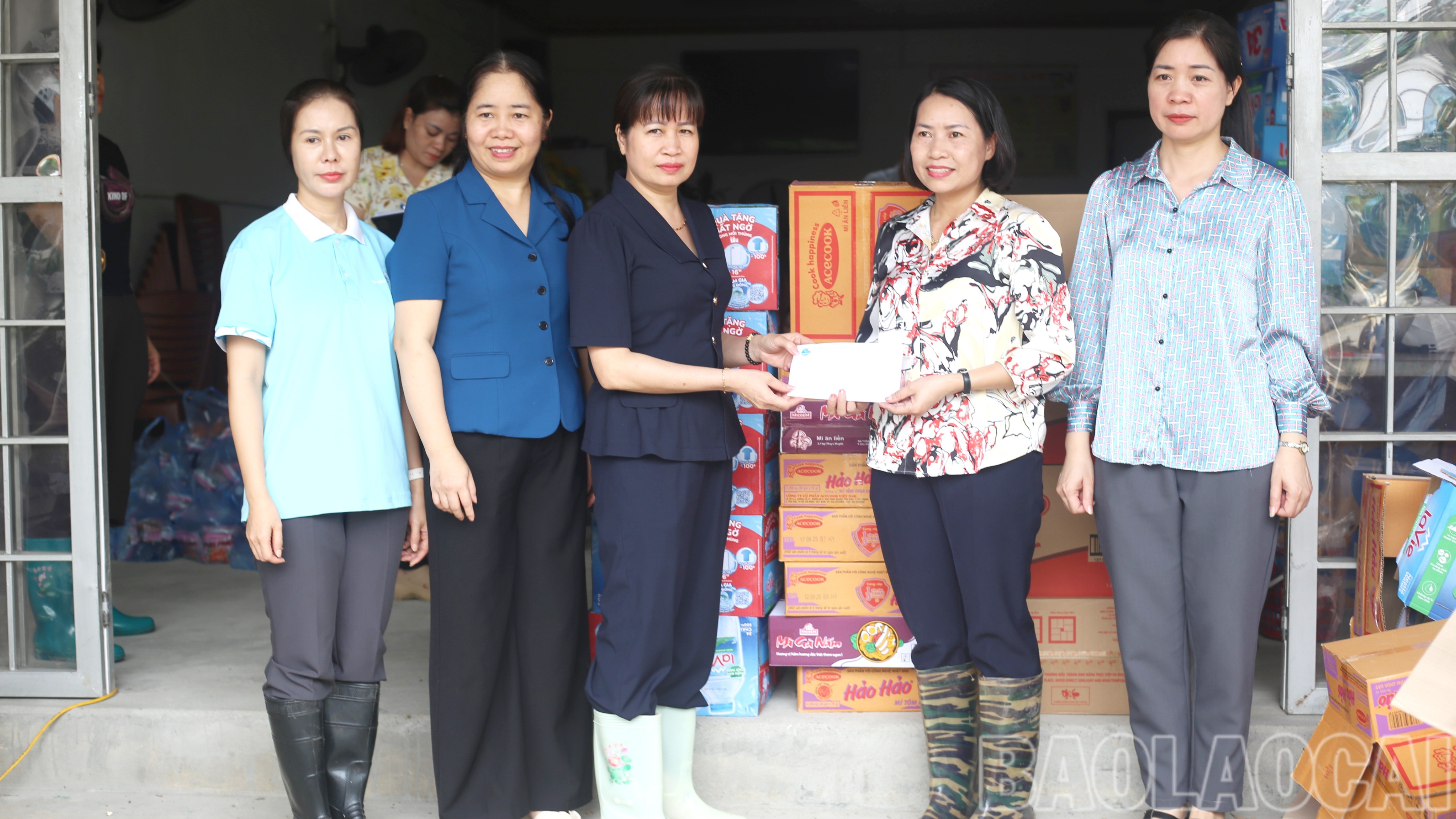 Đồng chí Đinh Minh Hà - Chủ tịch Hội LHPN tỉnh trao hỗ trợ tại điểm tập kết cứu trợ của phường Nam Cường. img-7195-1210.jpg