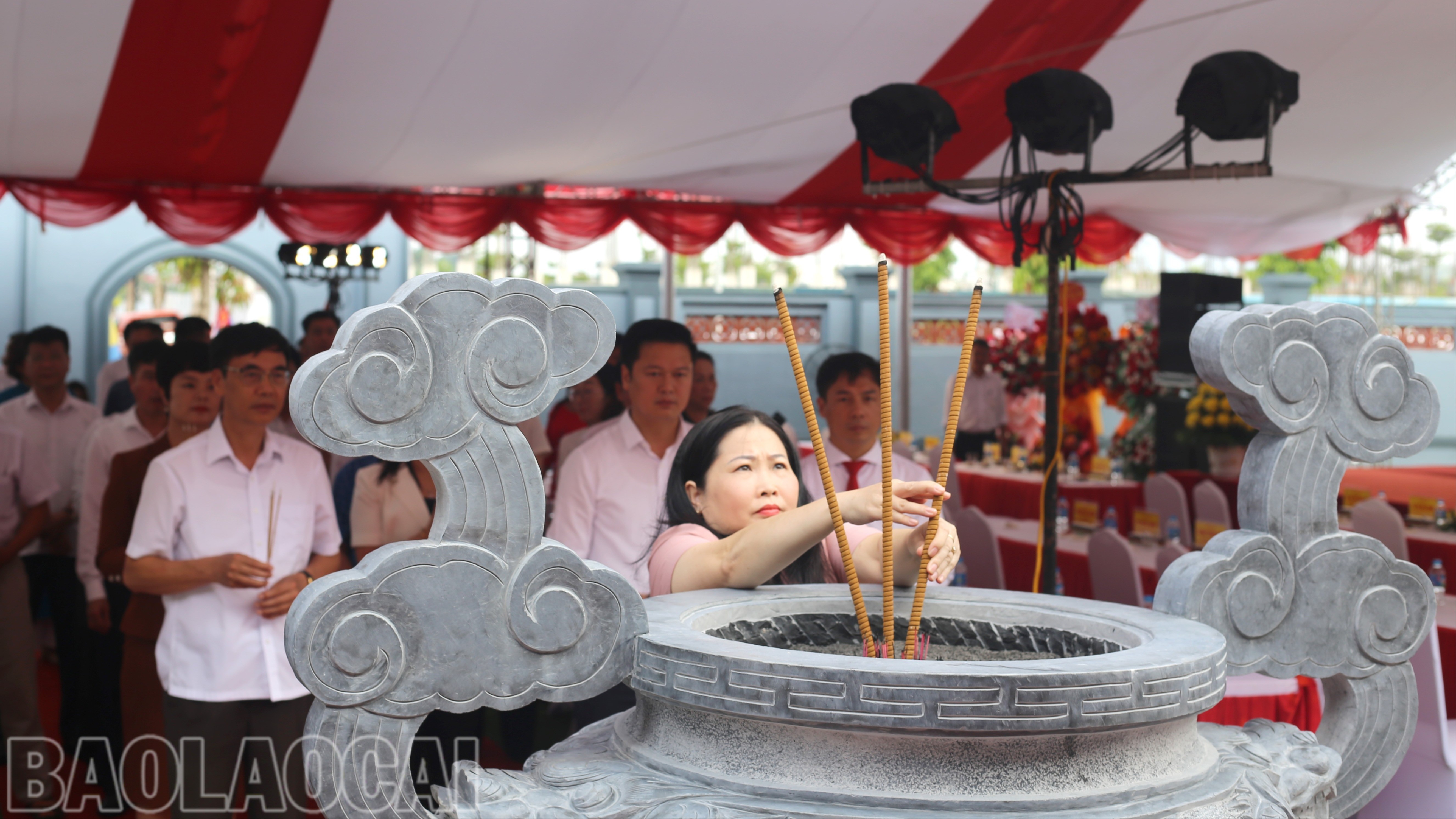 Đồng chí Vũ Thị Hiền Hạnh, Phó Chủ tịch UBND tỉnh dâng hương tại Đình Giới Phiên. img-3244-9322.jpg
