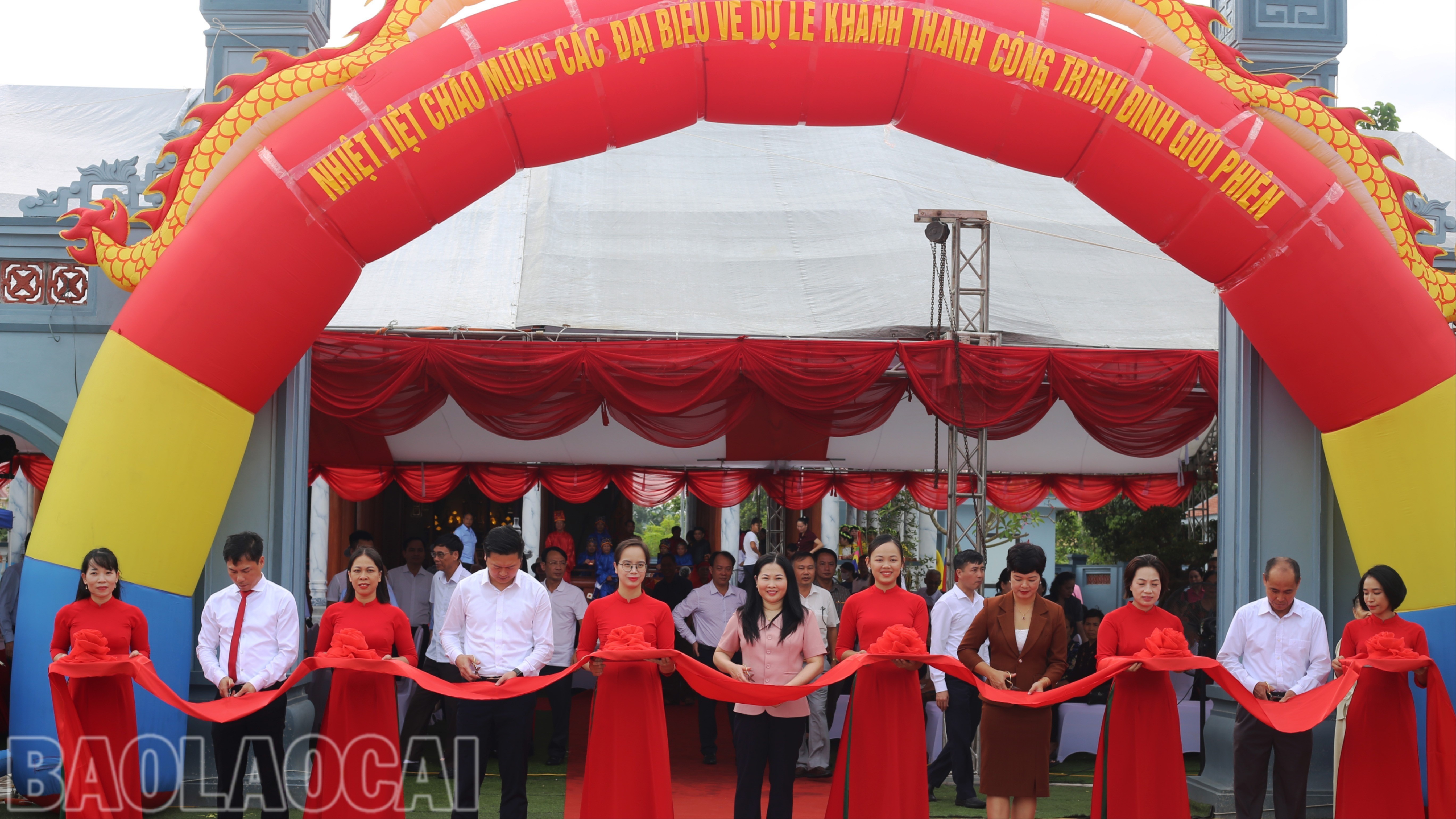 Các đại biểu cắt băng khánh thành Đình Giới Phiên. img-3217-4340-5636.jpg