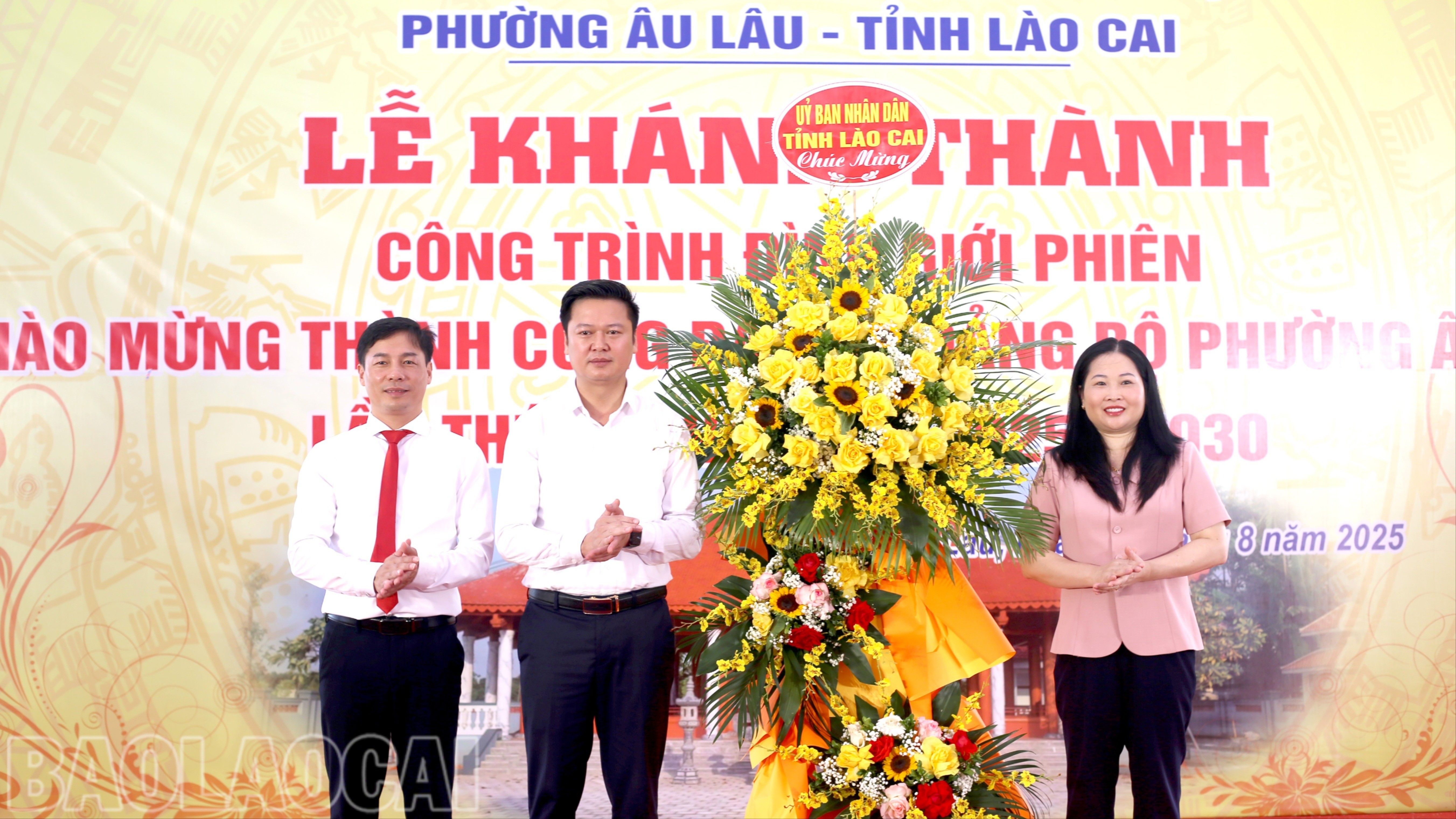 Đồng chí Vũ Thị Hiền Hạnh, Phó Chủ tịch UBND tỉnh tặng hoa chúc mừng. img-3208-7173-7142.jpg