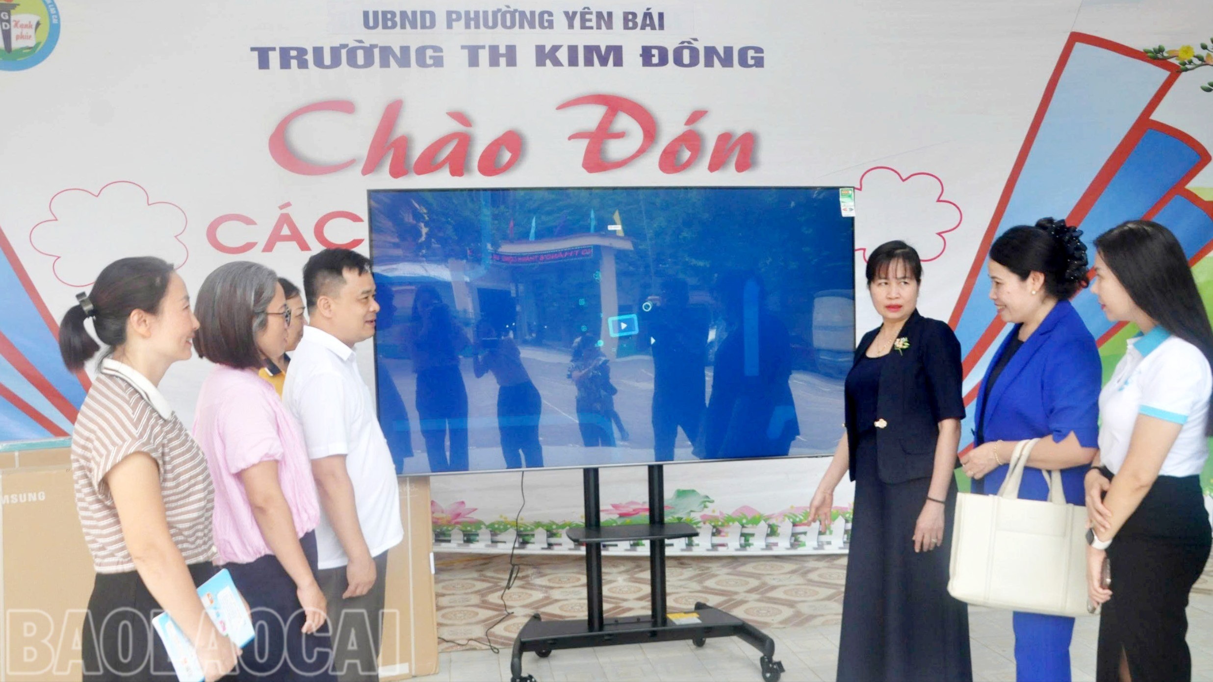 Đồng chí Đinh Minh Hà trao tặng thiết bị dạy và học tại Trường Tiểu học Kim Đồng, phường Yên Bái. 2-281.jpg
