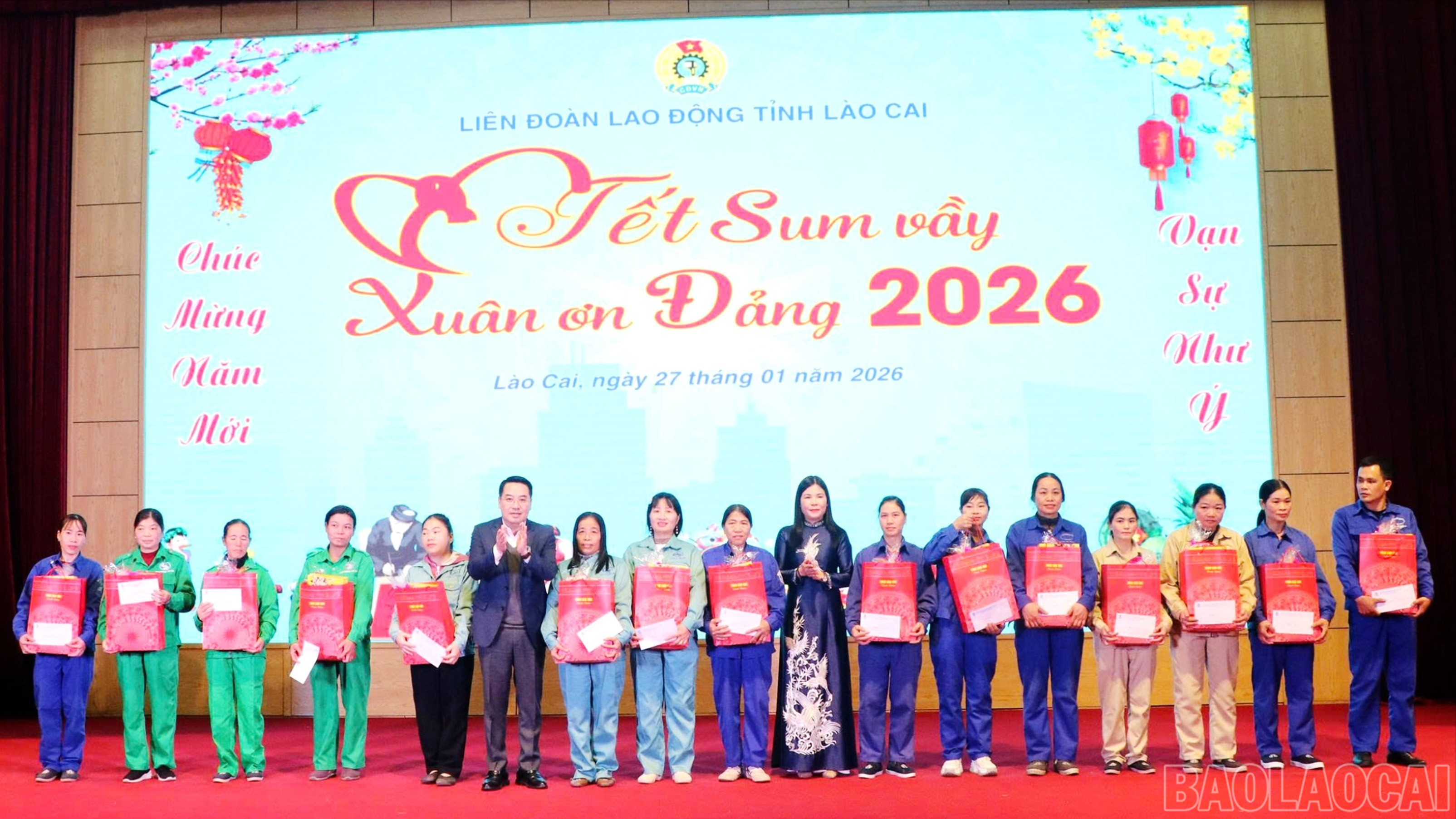 Đồng chí Chủ tịch UBND tỉnh Nguyễn Tuấn Anh và lãnh đạo Liên đoàn Lao động tỉnh trao quà Tết cho đoàn viên, công nhân lao động tại Chương trình “Tết Sum vầy - Xuân ơn Đảng” năm 2026.