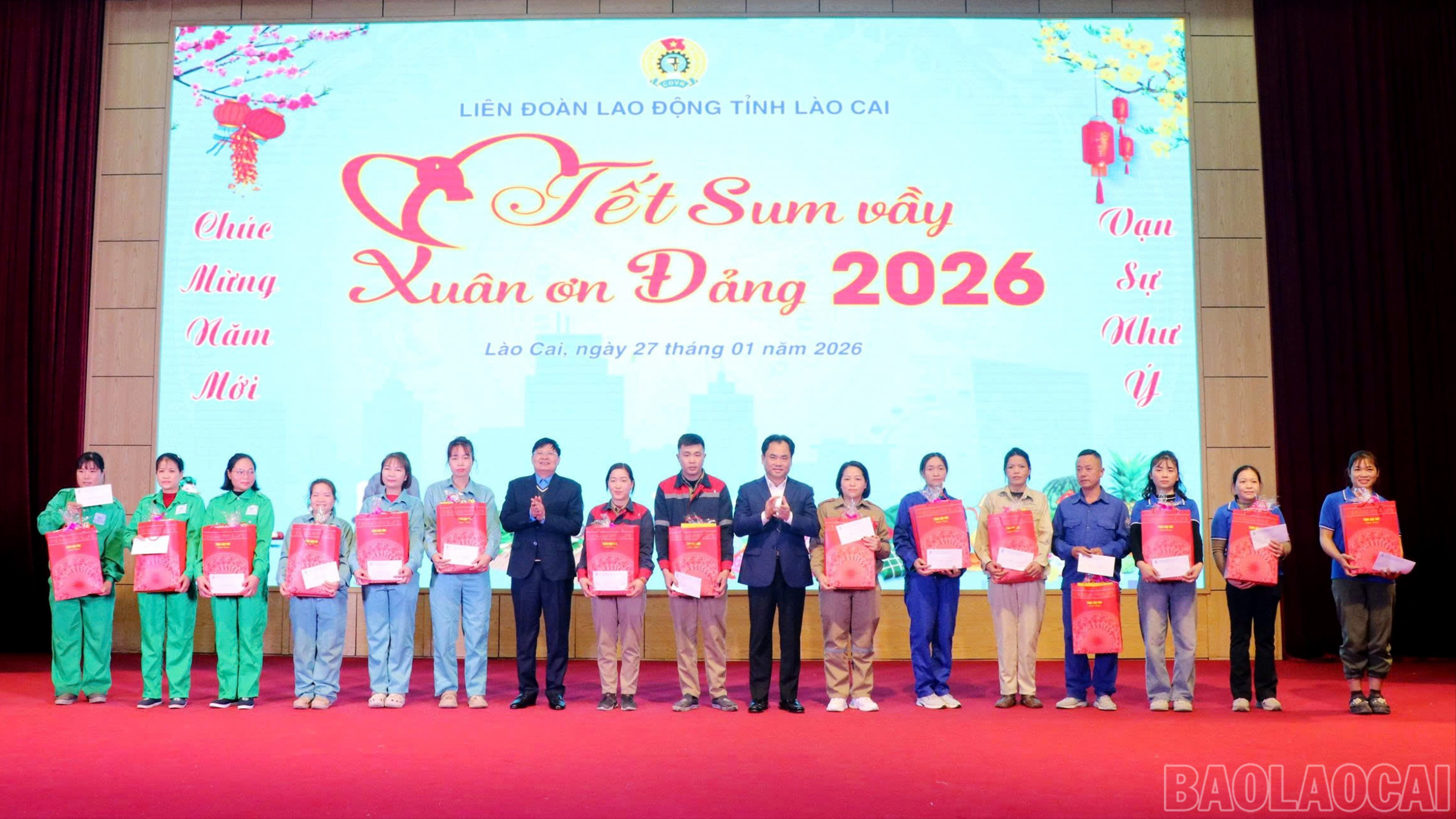 Đồng chí Bí thư Tỉnh ủy Trịnh Việt Hùng và Phó Chủ tịch Tổng Liên đoàn Lao động Việt Nam Phan Văn Anh trao quà Tết cho đoàn viên, công nhân lao động tại Chương trình “Tết Sum vầy – Xuân ơn Đảng” năm 2026.