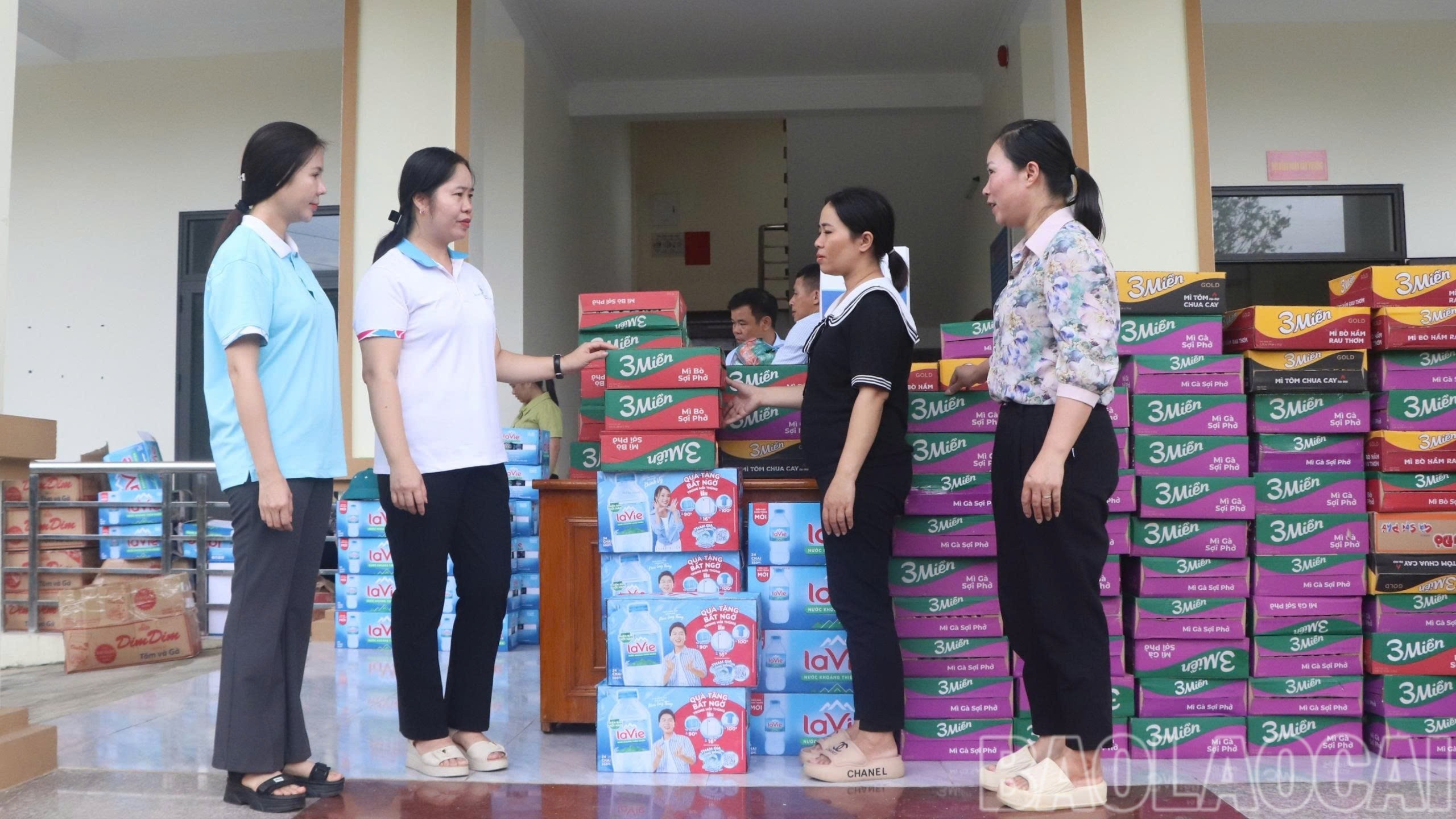 Lãnh đạo Hội LHPN tỉnh trao quà cho Hội LHPN phường Âu Lâu hỗ trợ người dân bị ngập lụt. anh-hoi-phu-nu-2930.jpg