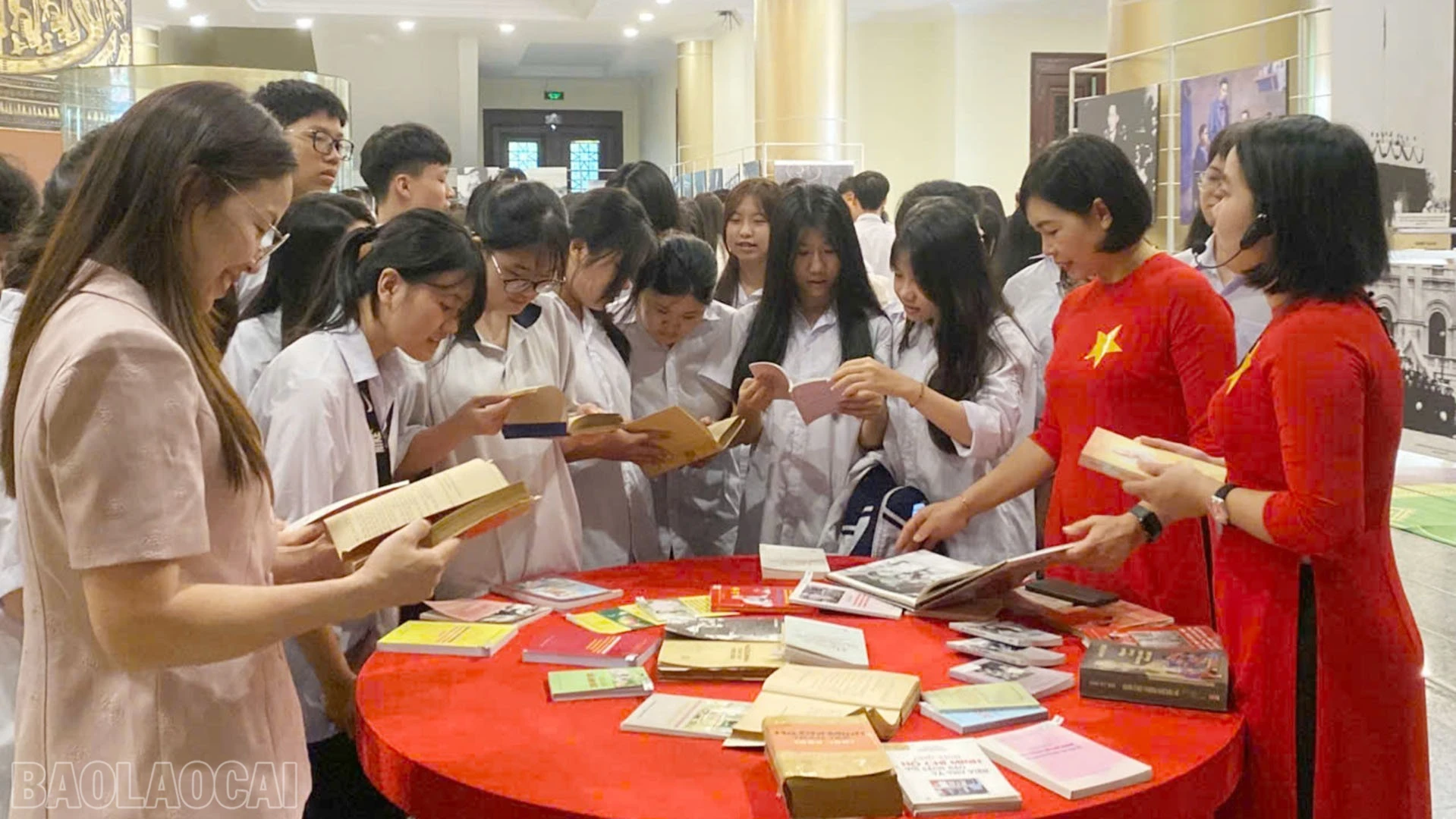 Học sinh tìm hiểu về cuộc đời, sự nghiệp cách mạng của Chủ tịch Hồ Chí Minh tại không gian trưng bày chuyên đề “Rạng rỡ tên Người”.