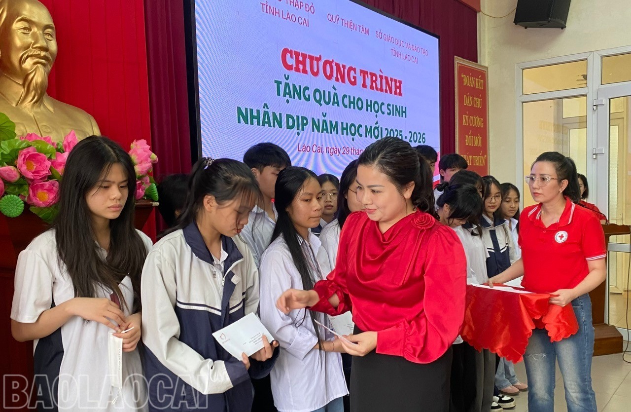 Lãnh đạo Hội Chữ thập đỏ tỉnh trao quà cho các em học sinh có hoàn cảnh khó khăn. z6957246939542-a468979befcea7af0bfe5a85773d9b14-9941.jpg