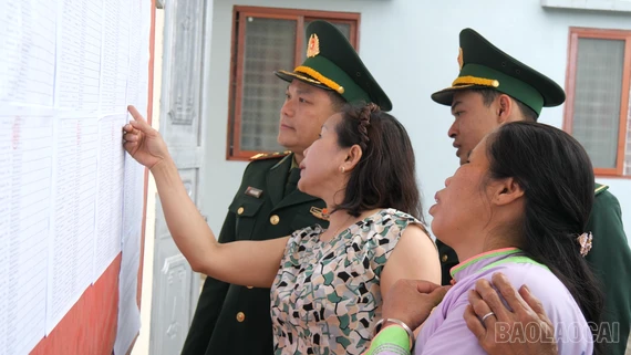 Người lính biên phòng đồng hành với cử tri nơi phên giậu