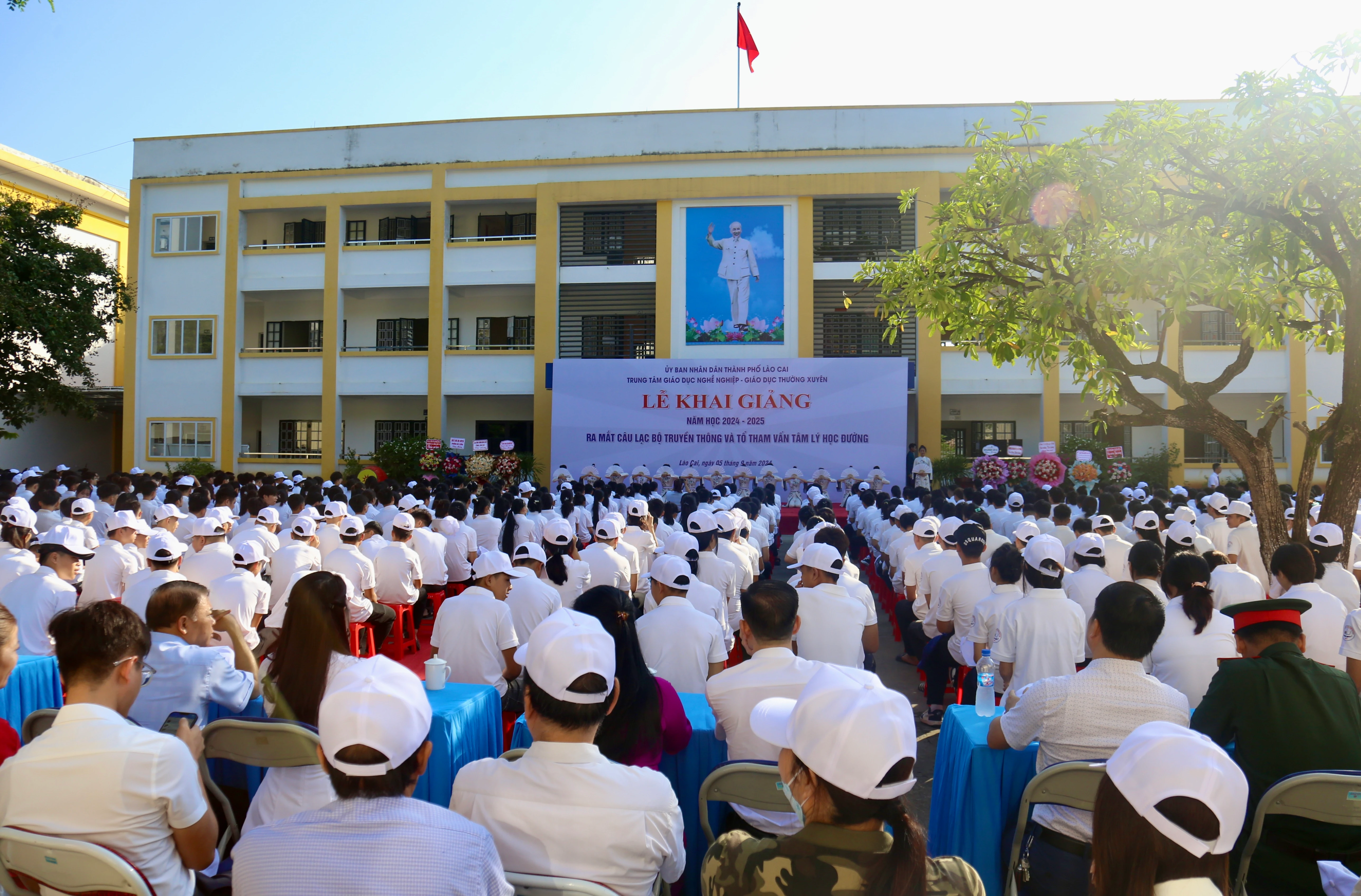Quang cảnh lễ khai giảng.