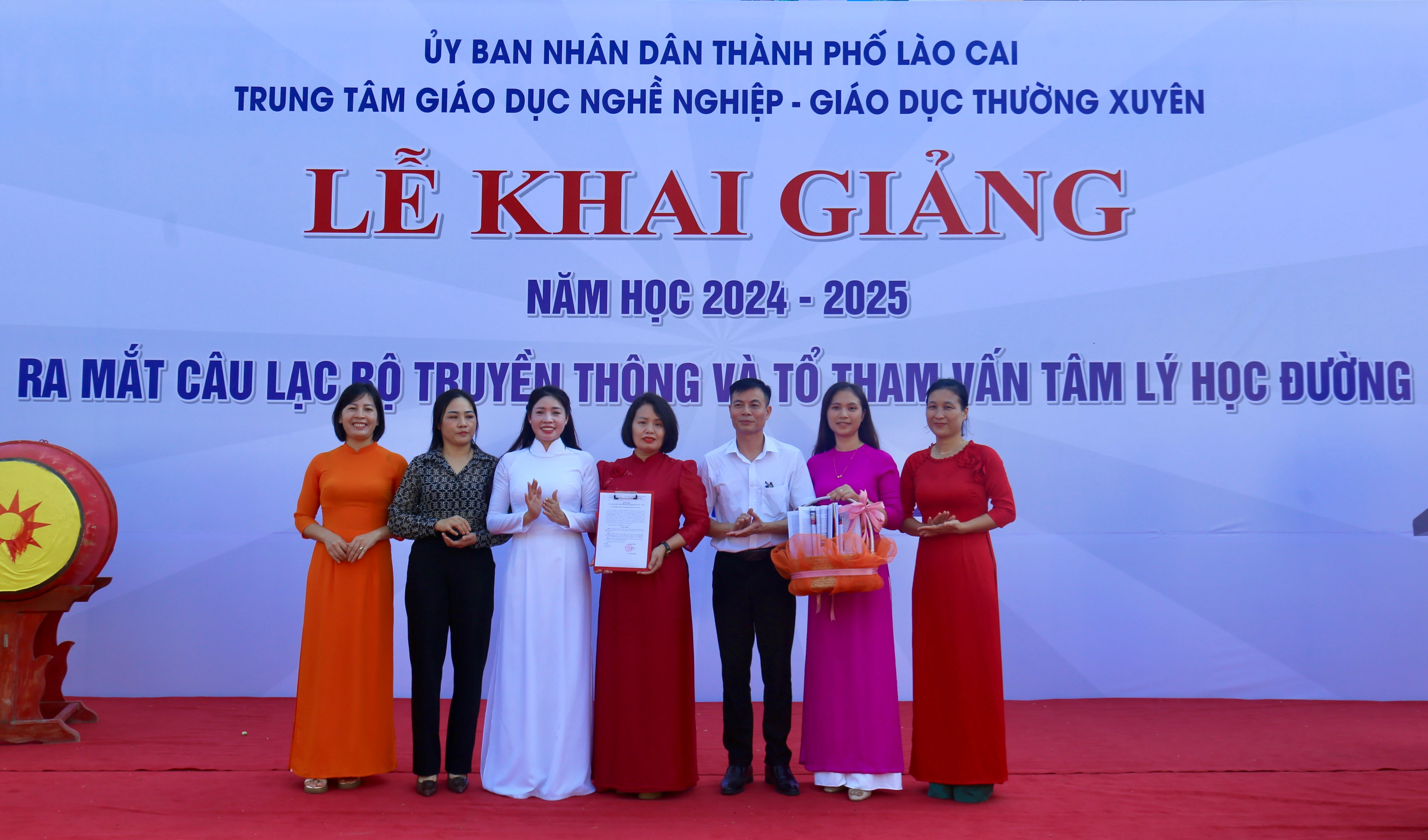 Trao Quyết định thành lập Tổ tham vấn tâm lý học đường.