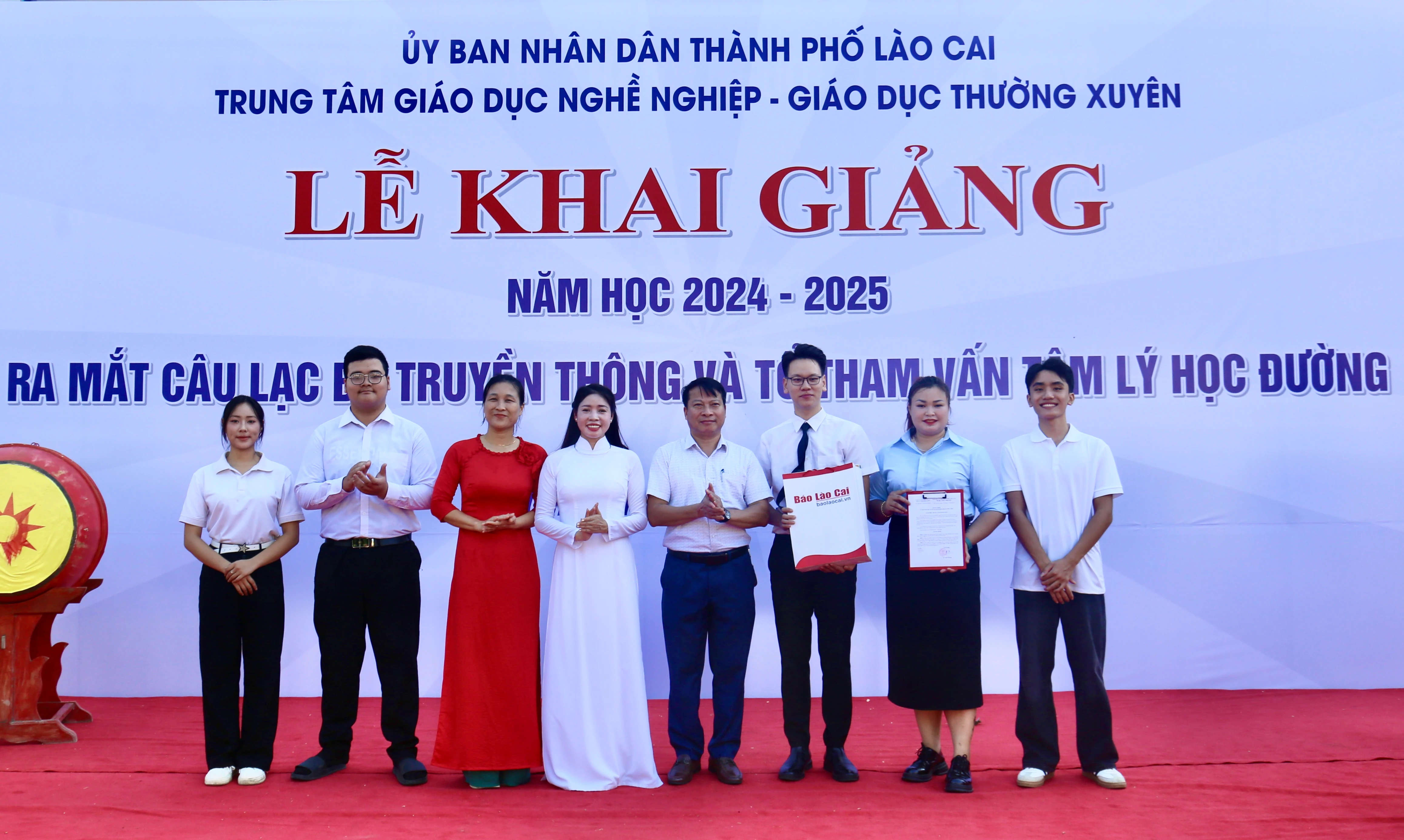 Trao Quyết định thành lập Câu lạc bộ truyền thông.