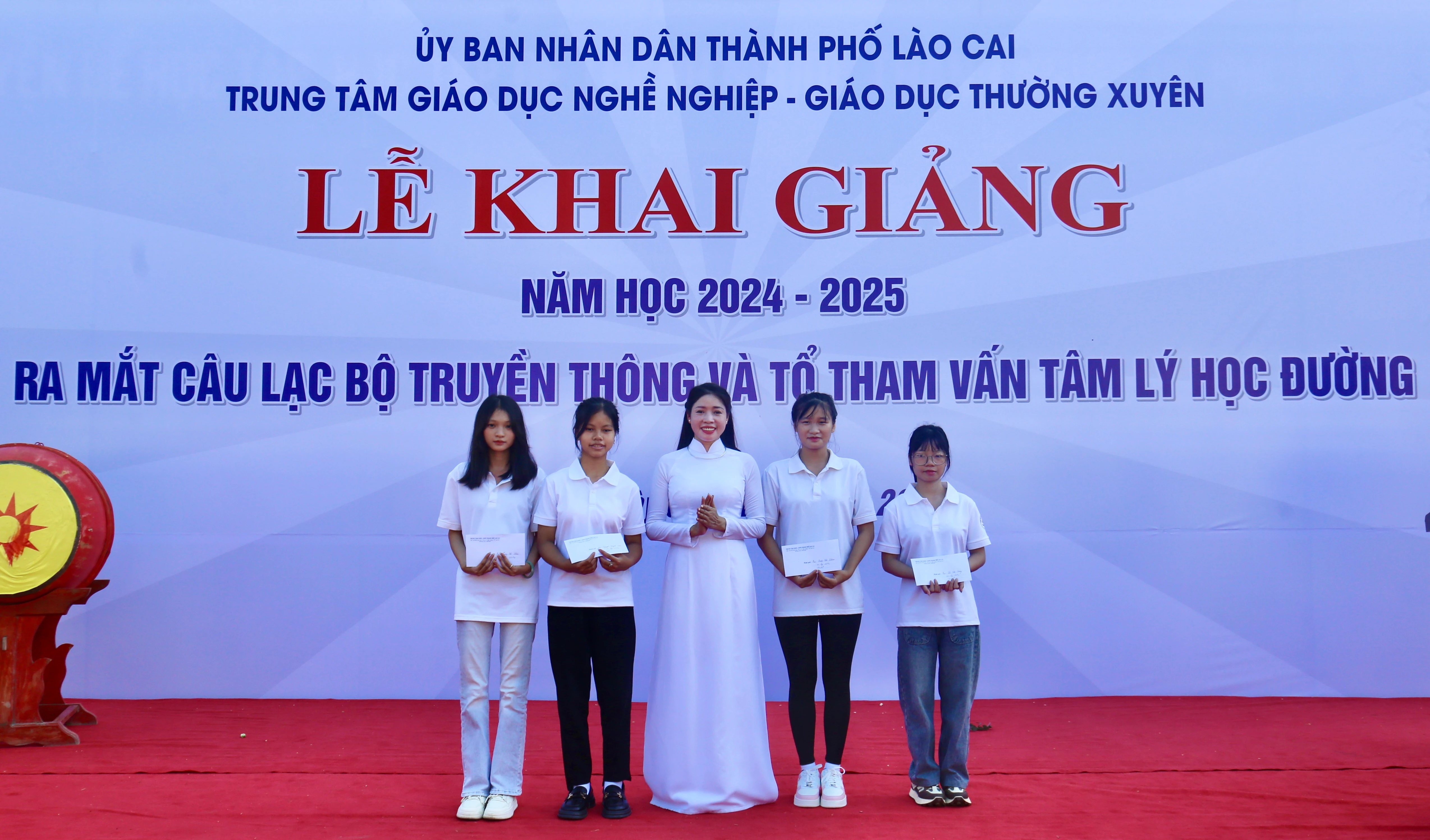 Lãnh đạo trung tâm trao 4 suất quà trị giá 500.000 đồng/suất cho học sinh nghèo vượt khó.