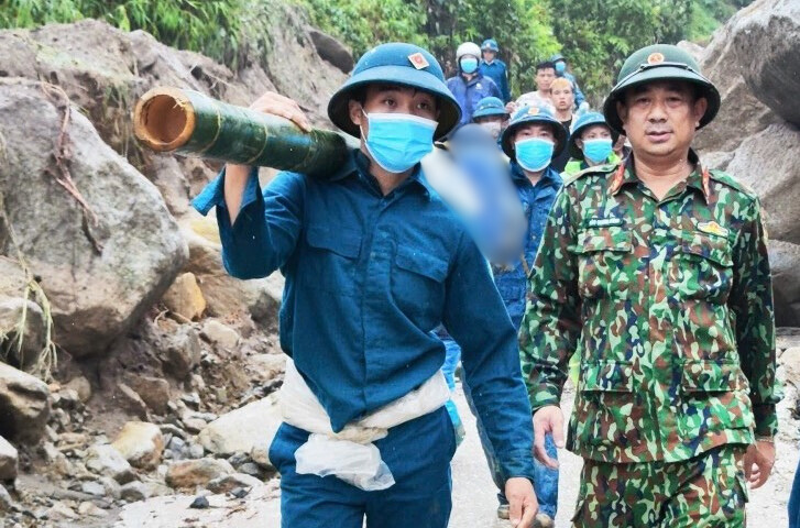 Bàn giao thi thể nạn nhân về với gia đình. 3.jpg