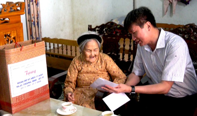 Điểm sự kiện nổi bật tỉnh Yên Bái tuần qua (13-19/7) ảnh 11 Đồng chí Trần Huy Tuấn - Ủy viên Ban thường vụ, Trưởng ban Tổ chức Tỉnh ủy trao quà của Chủ tịch nước, của tỉnh và của huyện cho mẹ Việt Nam anh hùng Dương Thị Cúc.