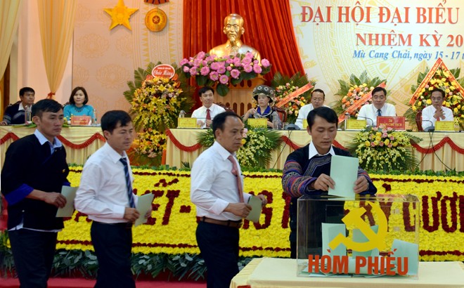 Điểm sự kiện nổi bật tỉnh Yên Bái tuần qua (13-19/7) ảnh 8 Các đại biểu bỏ phiếu bầu trực tiếp chức danh Bí thư Huyện ủy khóa XIX, nhiệm kỳ 2020 - 2025 tại Đại hội.