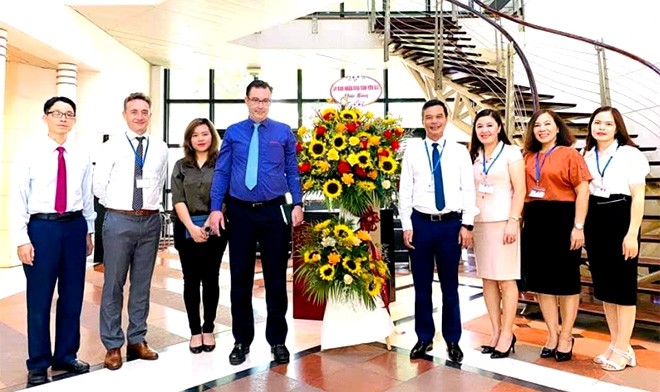 Điểm sự kiện nổi bật tỉnh Yên Bái tuần qua (13-19/7) ảnh 12 Đồng chí Dương Văn Tiến - Phó Chủ tịch Ủy ban nhân dân tỉnh, Chủ tịch Liên hiệp các tổ chức hữu nghị tỉnh Yên Bái cùng đoàn công tác chúc mừng Đại sứ quán Pháp tại Hà Nội nhân ngày Quốc khánh.