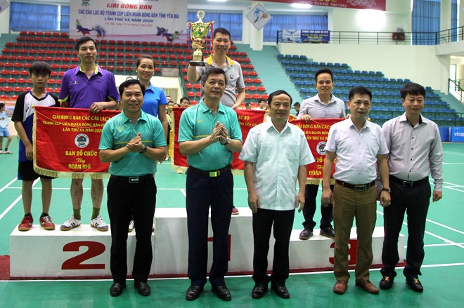 Điểm sự kiện nổi bật tỉnh Yên Bái tuần qua (13-19/7) ảnh 14 Ban Tổ chức trao cúp và cờ lưu niệm cho các CLB đoạt giải Nhất, Nhì, Ba toàn đoàn.