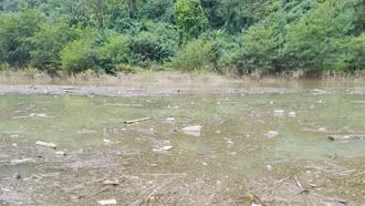 Thu gom và xử lý rác thải vô cơ "đọng" trên lòng hồ sông Chảy