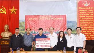 Agribank trao 500 triệu đồng hỗ trợ người dân vùng lũ Liên Minh