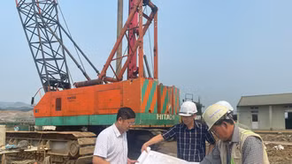 Tập trung thiết bị phục vụ thi công cầu biên giới qua sông Hồng tại xã Bản Vược