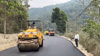 Thảm những mét bê tông nhựa cuối cùng trên Tỉnh lộ 154