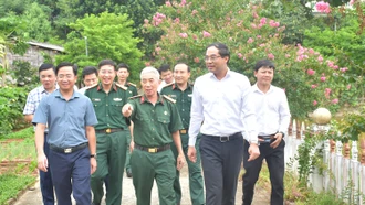 Chủ tịch UBND tỉnh Trịnh Xuân Trường thăm và tặng quà gia đình có công với cách mạng tại huyện Bảo Thắng