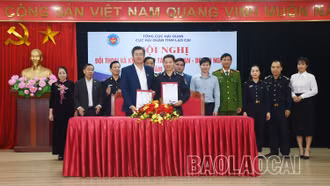 Đối thoại hải quan - doanh nghiệp và ký kết thỏa thuận hợp tác giữa Cục Hải quan Lào Cai và Hiệp hội Doanh nghiệp tỉnh