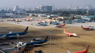 Cân nhắc việc dừng cung cấp dịch vụ với hãng bay chậm trả nợ