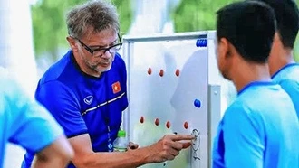 Tuyển Việt Nam: Cần HLV Troussier tạo nhiệt, khuấy đảo V-League